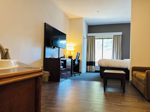 Suite, Non Smoking | Desk, iron/ironing board, free WiFi, bed sheets