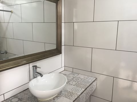 Standard Double Room | Bathroom | Shower, hair dryer, towels