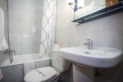 Single Room | Bathroom | Combined shower/tub, hair dryer, slippers, towels