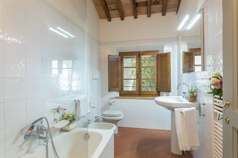 Family Apartment, 3 Bedrooms (Onda) | Bathroom | Hair dryer, bidet, towels, soap