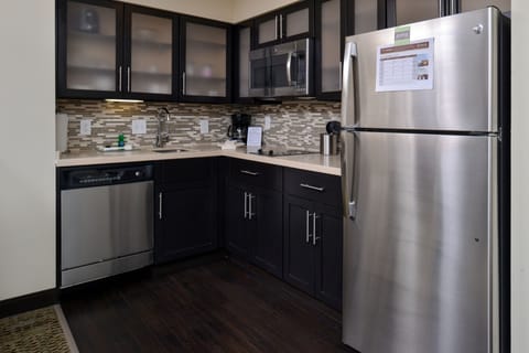 Full-size fridge, microwave, stovetop, dishwasher