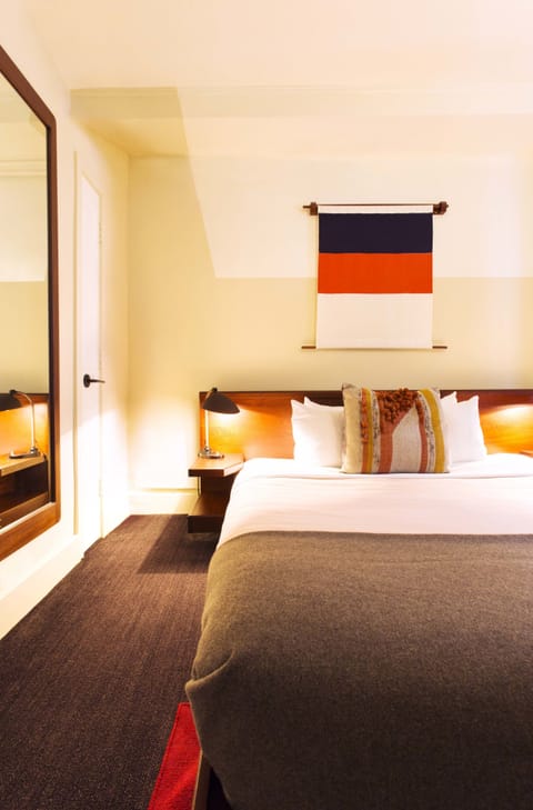 King | Premium bedding, in-room safe, blackout drapes, iron/ironing board