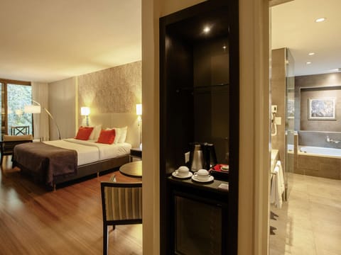 Junior Suite, 1 King Bed with Sofa bed | Bathroom | Eco-friendly toiletries, hair dryer, bidet, towels