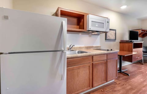 Standard Studio, Non Smoking, Refrigerator & Microwave | Private kitchen | Full-size fridge, microwave, stovetop, freezer