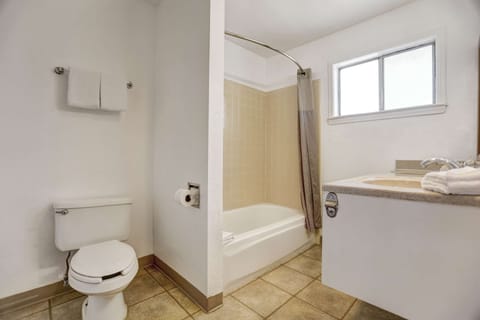 Combined shower/tub, hair dryer, towels