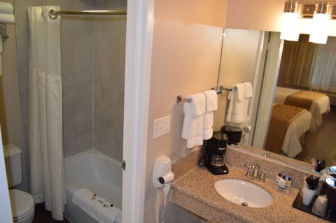 Combined shower/tub, free toiletries, hair dryer, towels