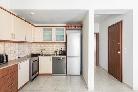 Deluxe Apartment | Private kitchen | Fridge, microwave, oven, dishwasher