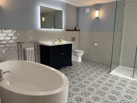 Luxury Room | Bathroom | Combined shower/tub, free toiletries, towels