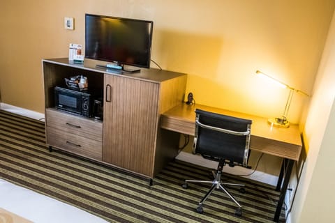 Room, 1 King Bed, Accessible, Non Smoking | Blackout drapes, free cribs/infant beds, free rollaway beds, free WiFi