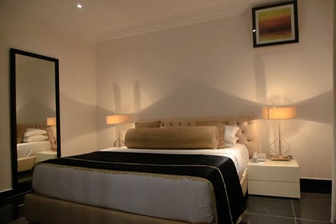 Executive Room | Premium bedding, minibar, in-room safe, individually decorated