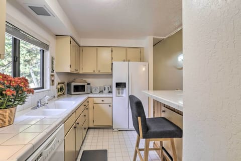 Apartment (2 Bedrooms) | Private kitchen | Spices, paper towels