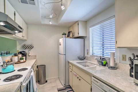 Apartment (2 Bedrooms) | Private kitchen | Paper towels