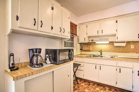 House (2 Bedrooms) | Private kitchen | Microwave, oven, stovetop, blender