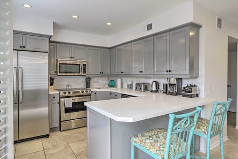 Apartment (3 Bedrooms) | Private kitchen | Microwave, oven, stovetop, dishwasher