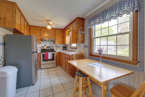 House (3 Bedrooms) | Private kitchen | Microwave, oven, stovetop, cookware/dishes/utensils