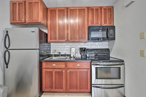 Apartment (0 Bedroom) | Private kitchen | Microwave, oven, stovetop, cookware/dishes/utensils