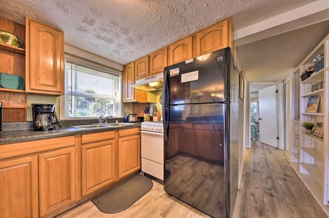 Cottage (3 Bedrooms) | Private kitchen | Microwave, oven, stovetop, blender