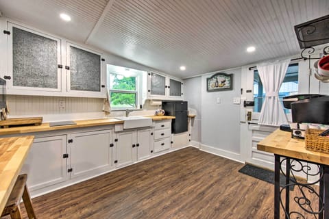 Cottage (2 Bedrooms) | Private kitchen | Paper towels