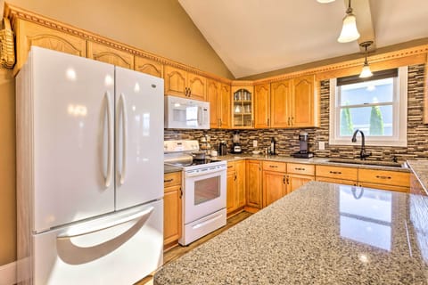 House (4 Bedrooms) | Private kitchen | Microwave, oven, stovetop, dishwasher