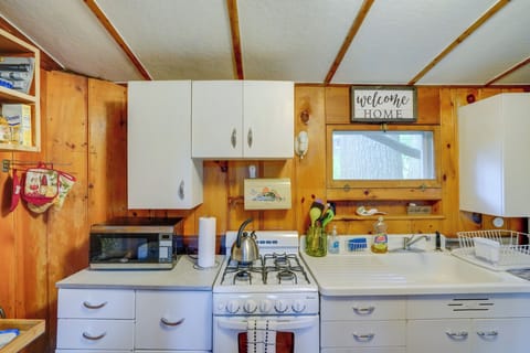 Cottage (1 Bedroom) | Private kitchen | Microwave, oven, stovetop, cookware/dishes/utensils