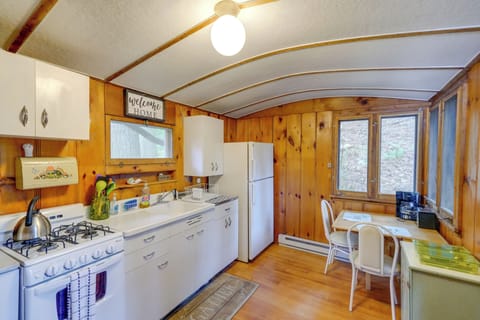 Cottage (1 Bedroom) | Private kitchen | Microwave, oven, stovetop, cookware/dishes/utensils