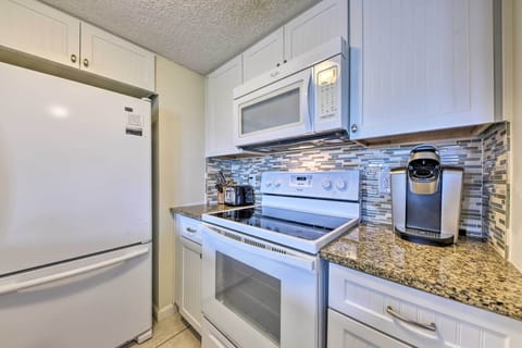 Apartment (2 Bedrooms) | Private kitchen | Microwave, oven, stovetop, dishwasher