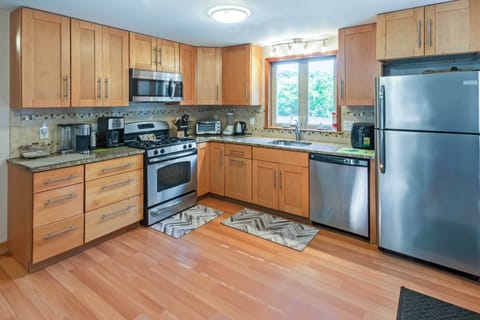 House (3 Bedrooms) | Private kitchen | Microwave, oven, stovetop, dishwasher