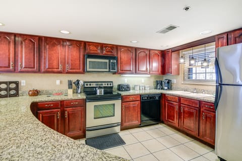 Apartment (2 Bedrooms) | Private kitchen | Microwave, oven, stovetop, dishwasher