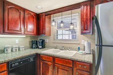 Apartment (2 Bedrooms) | Private kitchen | Microwave, oven, stovetop, dishwasher