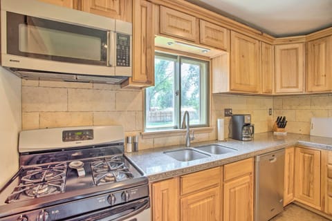 Apartment (2 Bedrooms) | Private kitchen | Microwave, oven, stovetop, dishwasher