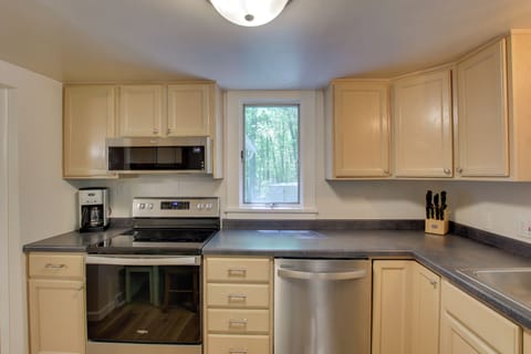 Cottage (4 Bedrooms) | Private kitchen | Microwave, oven, stovetop, dishwasher