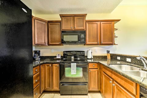 Apartment (2 Bedrooms) | Private kitchen | Microwave, oven, stovetop, dishwasher