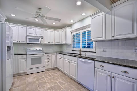 House (3 Bedrooms) | Private kitchen | Microwave, oven, stovetop, dishwasher