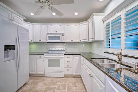 House (3 Bedrooms) | Private kitchen | Microwave, oven, stovetop, dishwasher