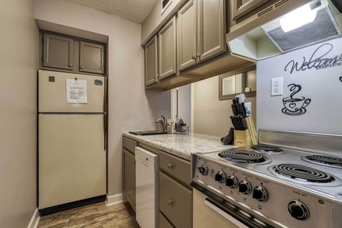 Apartment (2 Bedrooms) | Private kitchen | Microwave, oven, stovetop, dishwasher