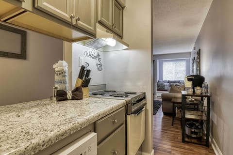 Apartment (2 Bedrooms) | Private kitchen | Microwave, oven, stovetop, dishwasher