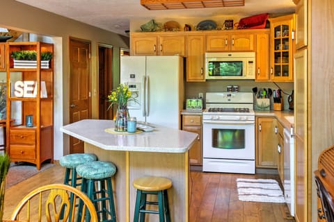 House (2 Bedrooms) | Private kitchen | Microwave, oven, stovetop, dishwasher