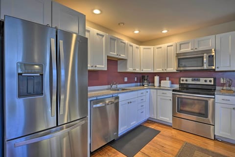 Apartment (1 Bedroom) | Private kitchen | Microwave, oven, stovetop, dishwasher