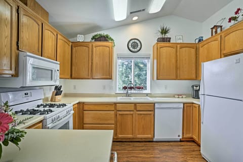 House (3 Bedrooms) | Private kitchen | Microwave, oven, stovetop, dishwasher