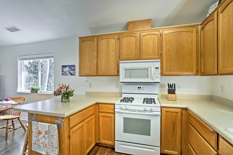 House (3 Bedrooms) | Private kitchen | Microwave, oven, stovetop, dishwasher