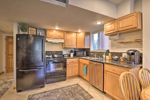 Apartment (2 Bedrooms) | Private kitchen | Microwave, oven, stovetop, dishwasher