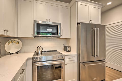 Apartment (2 Bedrooms) | Private kitchen | Microwave, oven, stovetop, dishwasher