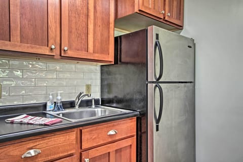 Apartment (0 Bedroom) | Private kitchen | Microwave, oven, stovetop, cookware/dishes/utensils