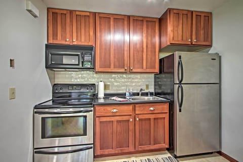 Apartment (0 Bedroom) | Private kitchen | Microwave, oven, stovetop, cookware/dishes/utensils