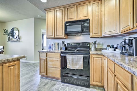 Apartment (2 Bedrooms) | Private kitchen | Microwave, oven, stovetop, dishwasher