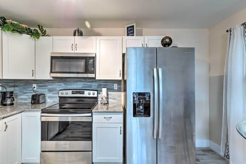 Apartment (1 Bedroom) | Private kitchen | Oven, stovetop, cookware/dishes/utensils, ice maker