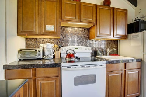 Cottage (1 Bedroom) | Private kitchen | Microwave, oven, stovetop, blender