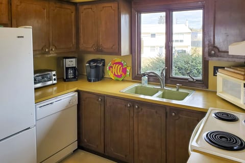 House (3 Bedrooms) | Private kitchen | Microwave, oven, stovetop, dishwasher