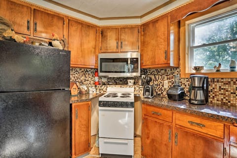 House (3 Bedrooms) | Private kitchen | Microwave, oven, stovetop, coffee grinder