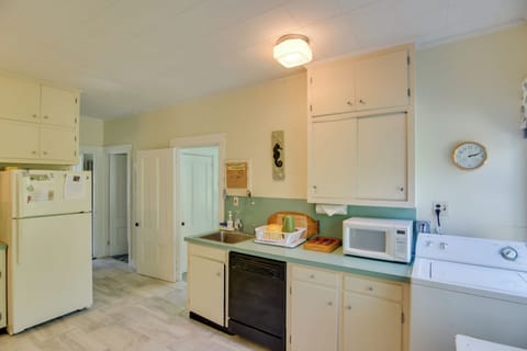 House (6 Bedrooms) | Private kitchen | Microwave, oven, stovetop, dishwasher